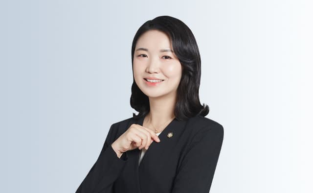 [강형윤 칼럼] 손목 잡기부터 '헤드락'까지, 성추행 어디까지 성립될까